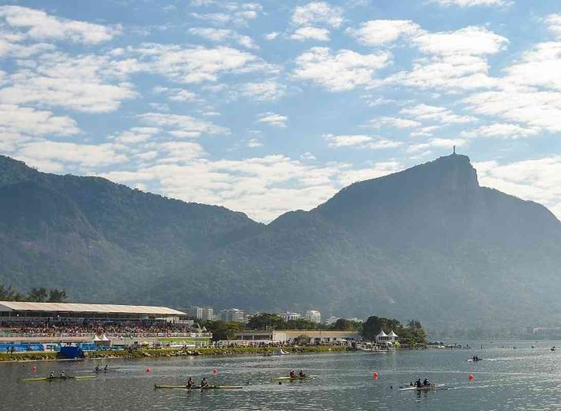 Localizada no corao da cidade, a Lagoa Rodrigo de Freitas recebeu um per temporrio, com capacidade para 10 mil espectadores perto da chegada das provas. Local receber provas de remo e canoagem velocidade
