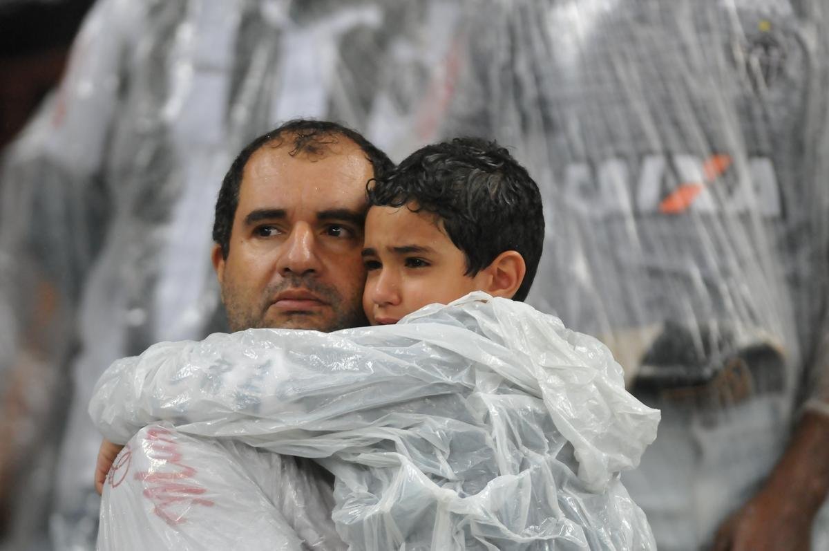 Fotos de tristeza e decepo dos torcedores atleticanos com a eliminao da Copa Sul-Americana para o Coln, no Mineiro. Galo perdeu nos pnaltis por 4 a 3