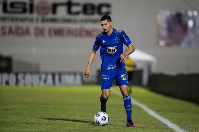 Matheus Pereira (ala pela esquerda), com 70% dos votos