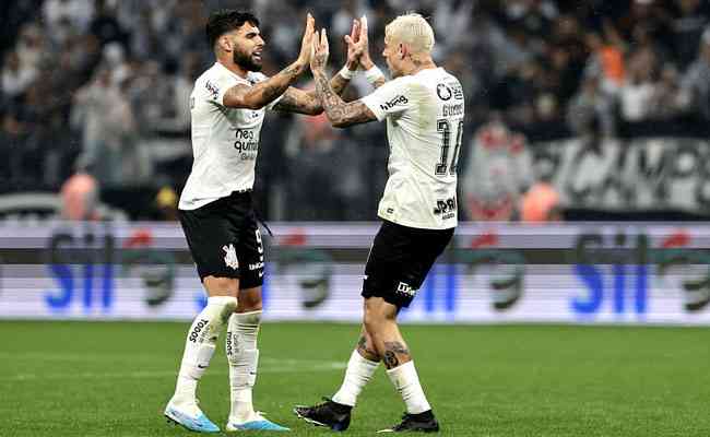 Roger Guedes e Yuri Alberto comemoram o gol do Corinthians