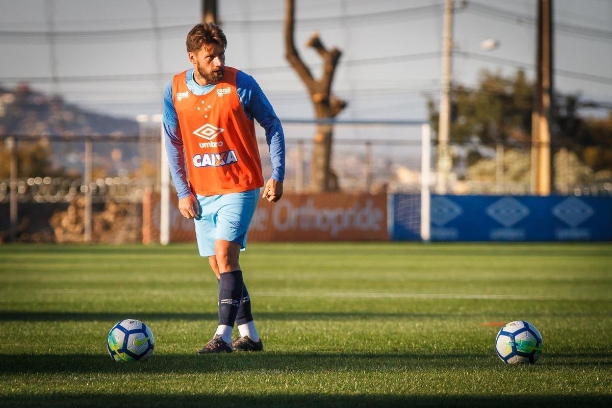 Depois de vencer o Amrica por 3 a 1 no Mineiro, o Cruzeiro se reapresentou na tarde desta sexta-feira, na Toca da Raposa II. Como de praxe, os titulares realizaram treinamento regenerativos na academia. J os reservas estiveram em campo para atividade tcnica sob orientao de Mano Menezes. O treinador, inclusive, passou a maior parte do trabalho em conversa reservada com o vice-presidente de futebol Itair Machado. O prximo compromisso do clube  contra o Atltico-PR, no domingo, s 19h, no Gigante da Pampulha. 