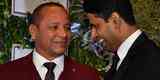 Neymar 'pai' e o presidente do PSG, Nasser Al-Khelaifi 