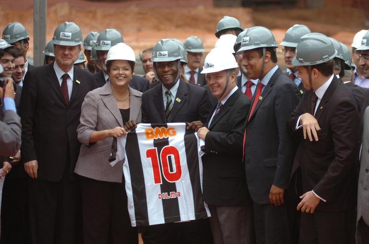 Em 2011, Pel visitou as obras de modernizao do Mineiro para a Copa do Brasil de 2014. Evento contou com a presena da presidente da Repblica Dilma Rousseff, do governador de Minas Antonio Anastasia e do prefeito de Belo Horizonte Mrcio Lacerda