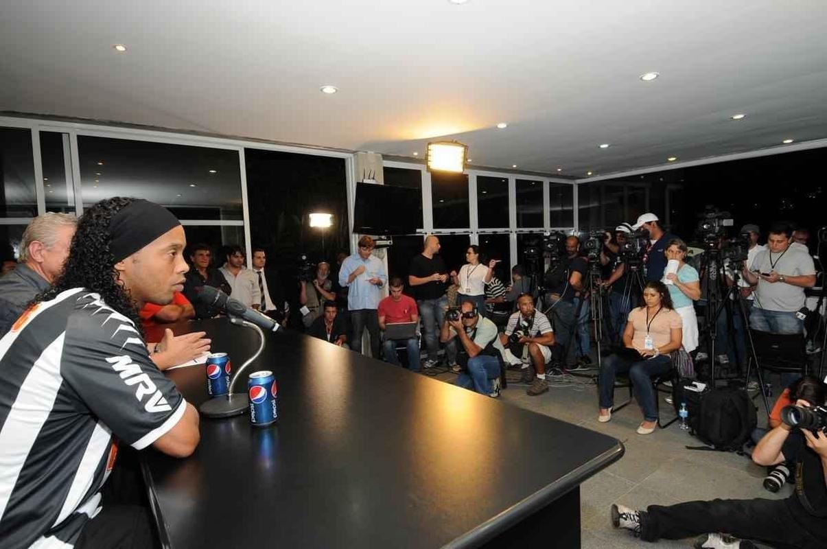 Em junho de 2012, Alexandre Kalil anunciou a contratao que marcaria sua gesto: Ronaldinho Gacho. Victor e J tambm chegaram naquele ano