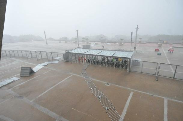 Chuva forte, com granizo, causou transtornos neste domingo  tarde no Mineiro antes do clssico entre Cruzeiro e Amrica pelo Campeonato Mineiro. Do lado de fora, o forte vento derrubou divisrias que separam acessos ao estdio, perto das catracas. J o gramado ficou bastante alagado por muito tempo.