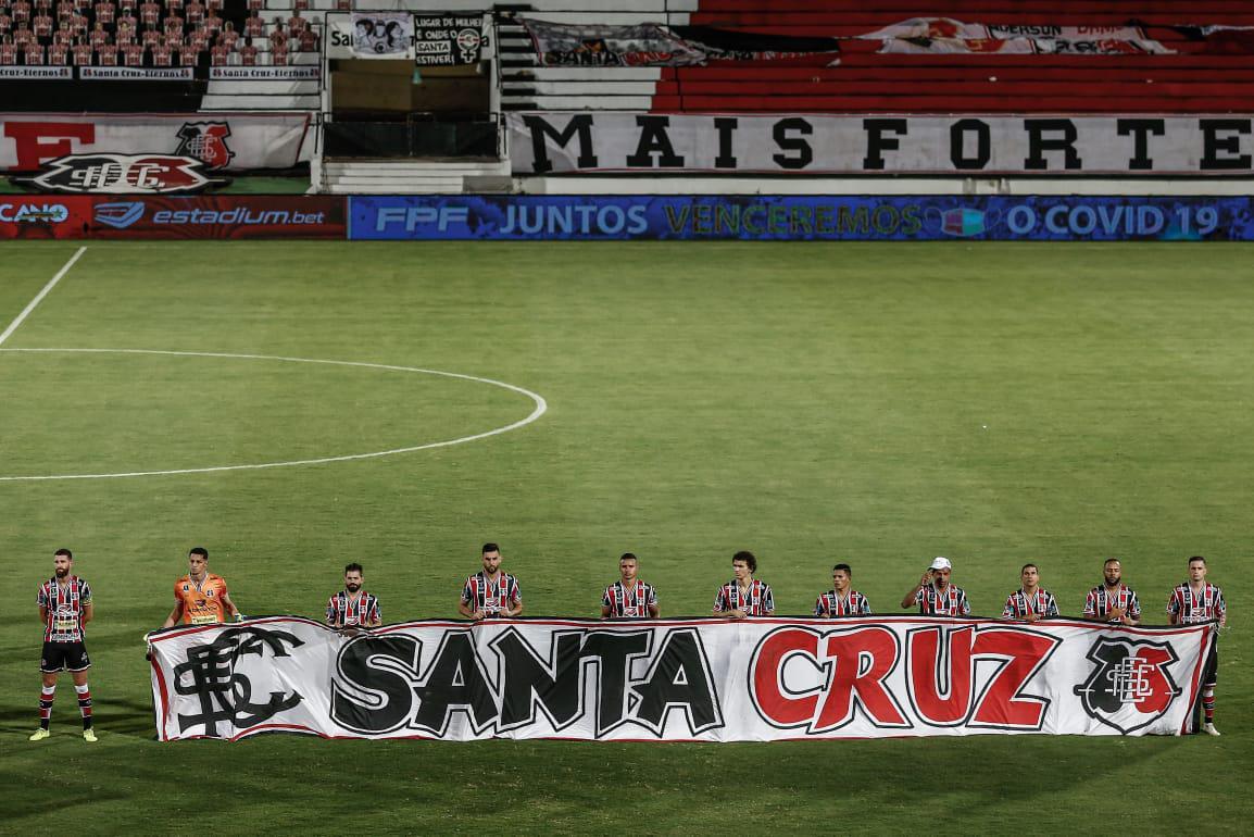 Primeiro tempo de jogo foi pegado, com chances para as duas equipes. O Salgueiro começou se lançando mais para o ataque, mas foram do Santa Cruz as melhores oportunidades. O time coral até balançou as redes, mas a arbitragem assinalou impedimento.