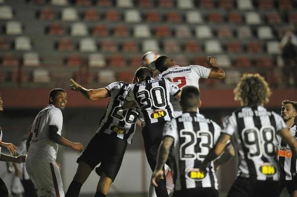 Villa Nova e Atltico se enfrentaram no Alapo do Bonfim, em Nova Lima, pelo Campeonato Mineiro