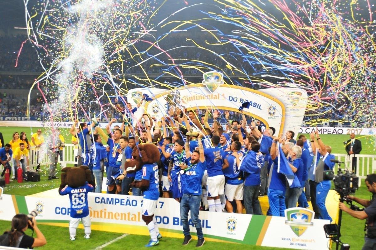 Depois da vitria por 5 a 3 nos pnaltis, que teve Fbio como heri, jogadores e comisso tcnica comemoraram muito no gramado do Mineiro. Capito Henrique ergueu a taa do penta no Gigante