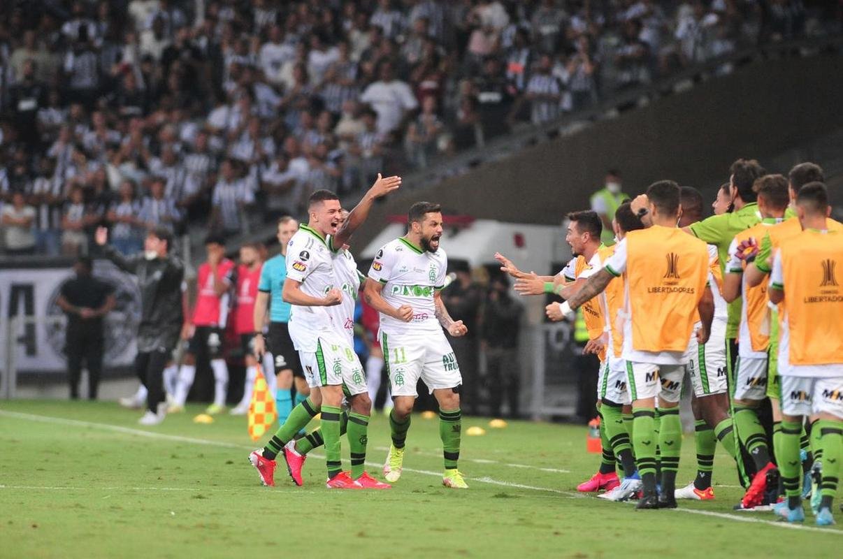 Fotos do golao de Felipe Azevedo, do Amrica, no clssico contra o Atltico, no Mineiro, pela Copa Libertadores
