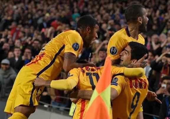 Suárez brilhou marcando dois gols para decretar a vitória, de virada, do Barcelona