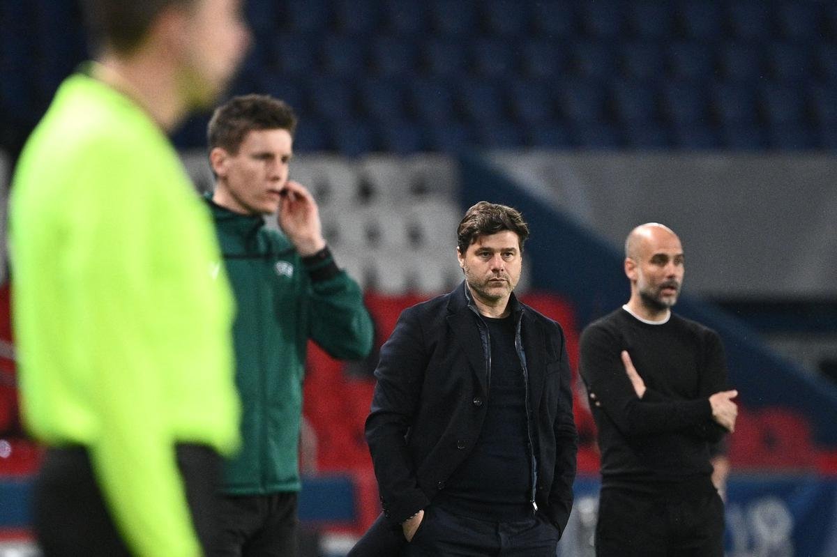 Reações dos técnicos Mauricio Pochettino, do PSG, e Pep Guardiola, do Manchester City, durante primeiro jogo da semifinal da Liga dos Campeões, no Parque dos Príncipes, em Paris