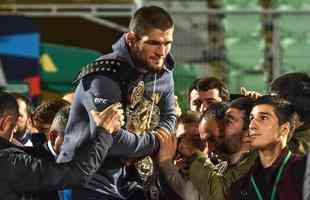 Khabib Nurmagomedov é festejado por multidão de fãs no estádio do Anzhi, no Daguestão 