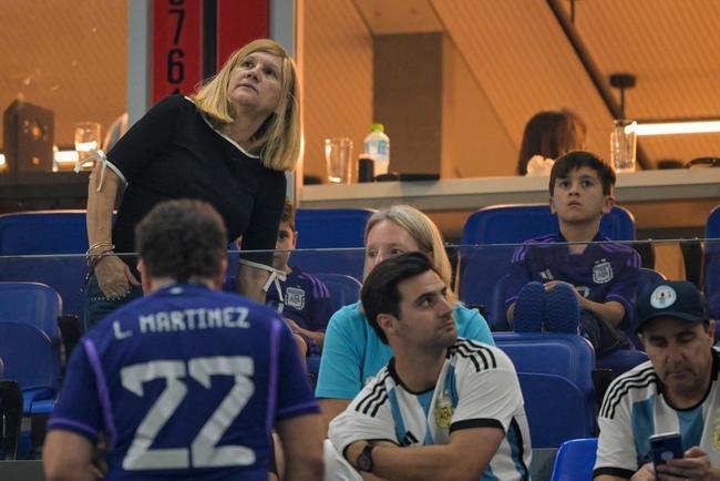 Familiares de Messi em camarote do Estdio 974, de Doha, durante jogo entre Argentina e Polnia pelo Grupo C da Copa do Mundo. Nas fotos aparecem o pai Jorge Messi, a esposa Antonela Roccuzzo e os filhos Ciro, Thiago e Matteo