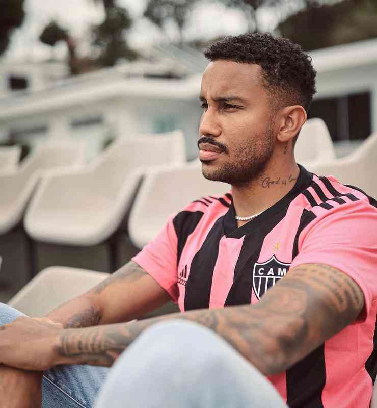 Jogadores do Atltico posam com nova camisa rosa