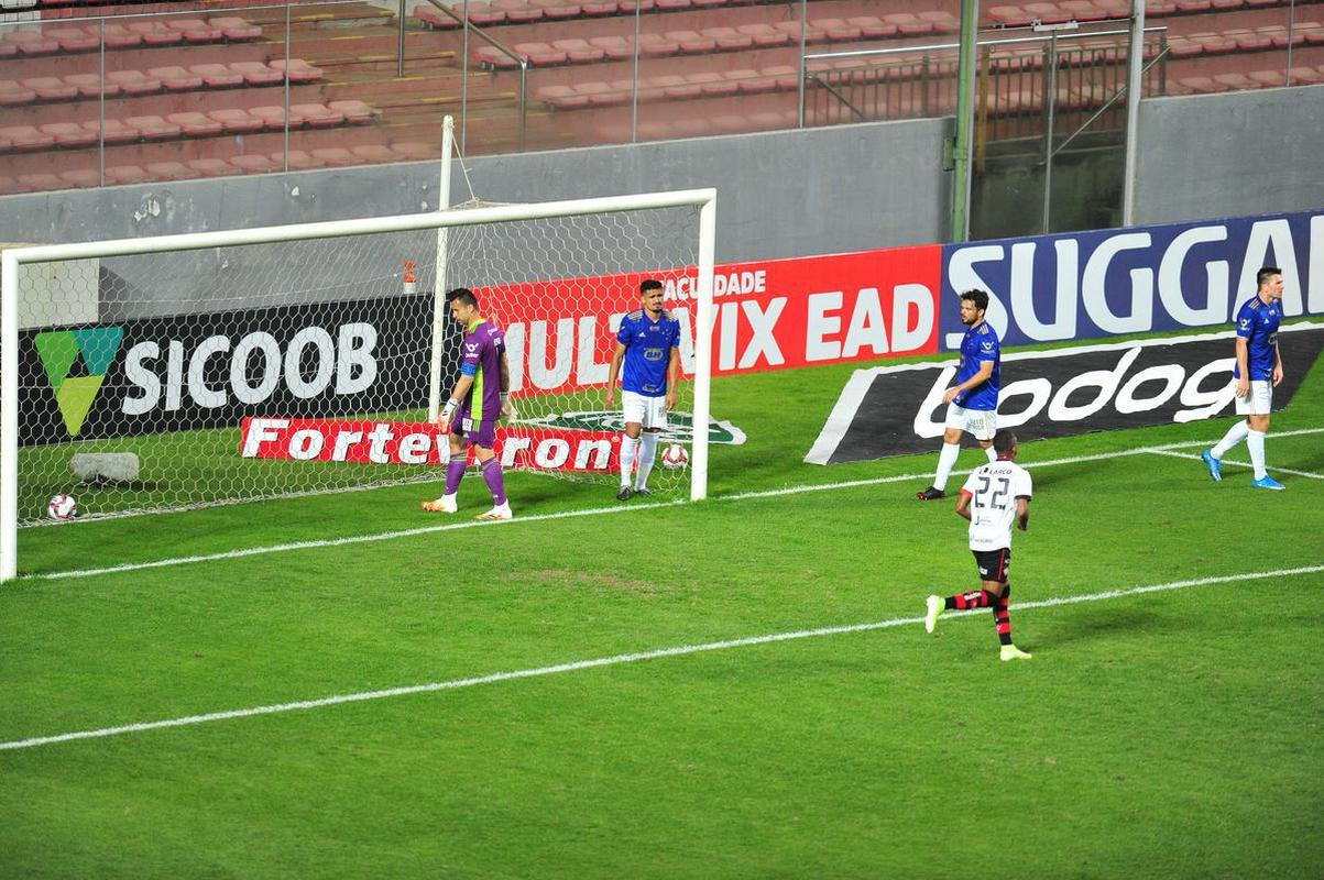 Fotos do duelo entre Cruzeiro e Vitria, no Independncia, em Belo Horizonte, pela 17 rodada da Srie B do Campeonato Brasileiro