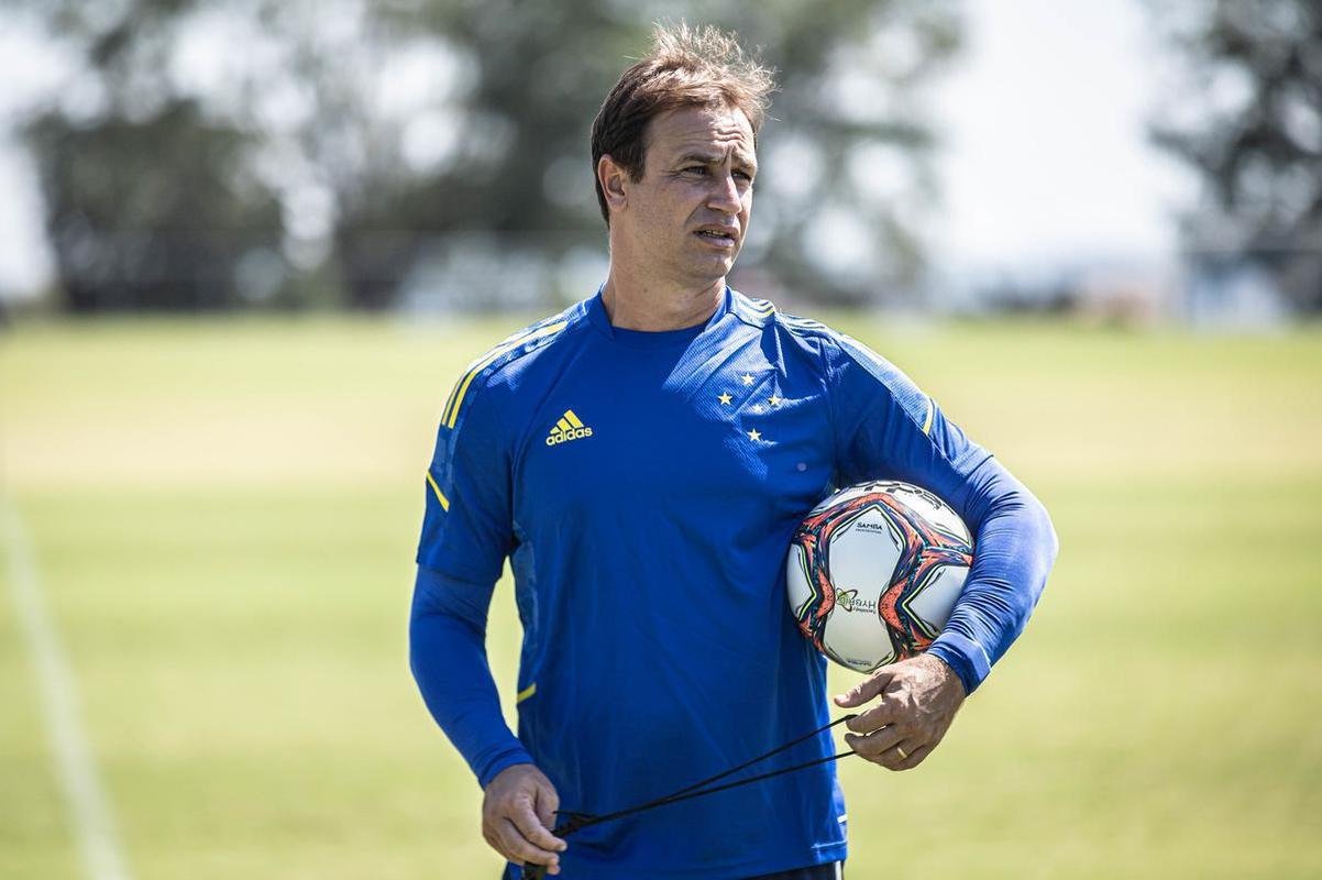 Cruzeiro estreou camisa de treino amarela durante atividade neste domingo (28/03). Uniforme da comisso tcnica  na cor azul.
