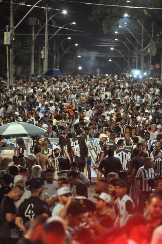Atleticanos invadiram o Mineiro no jogo contra o Grmio e bateram recorde de pblico no Brasileiro; veja fotos do entorno do estdio antes da partida