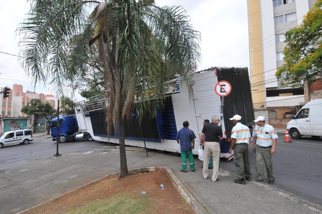 Carreta ficou travada e teve risco de tombar na esquina da Rua Sapuca com a Avenida do Contorno, no bairro Floresta, regio central de BH