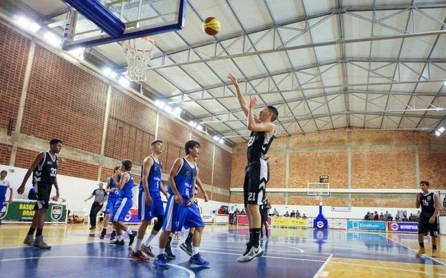 Fotos da decisão do Brasileiro Sub-14 de Basquete, entre Minas e Ginástico, no Olympico Club