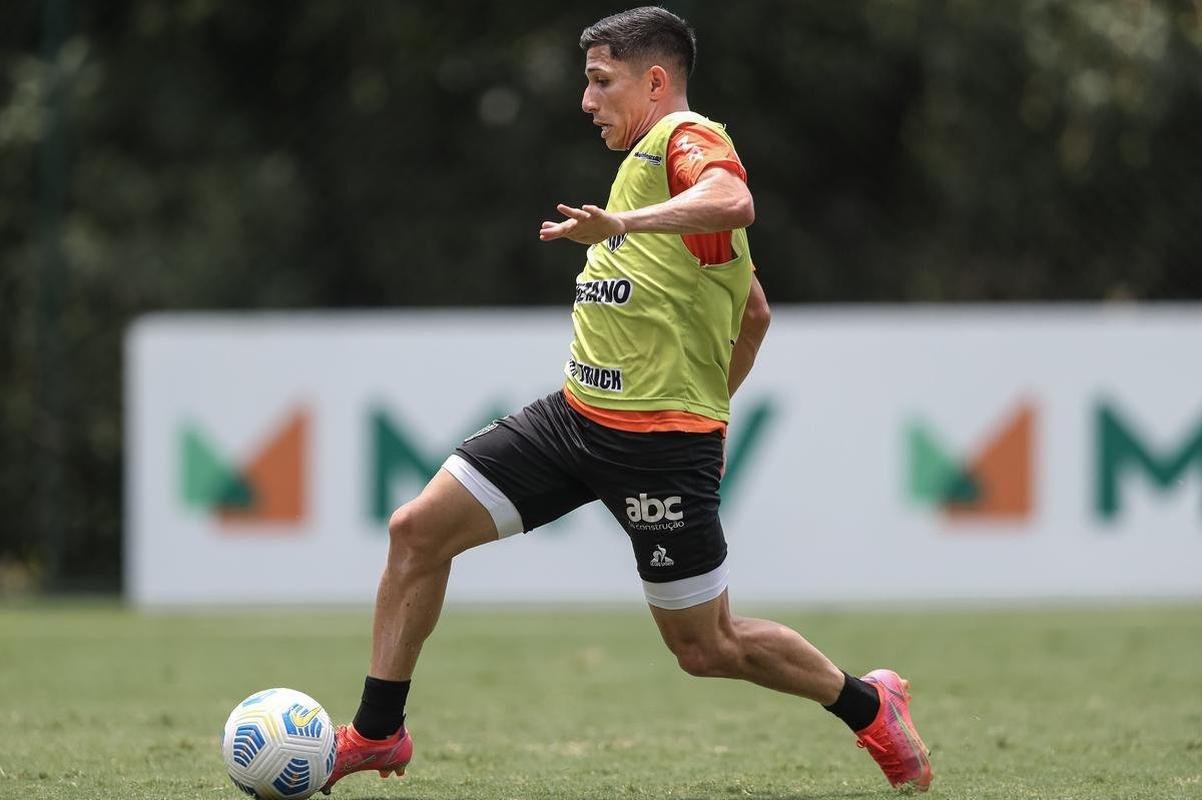Aps a vitria por 2 a 1 sobre o Cuiab, neste domingo (24), pelo Campeonato Brasileiro, o elenco do Atltico se reapresentou e treinou na tarde desta segunda-feira (25), na Cidade do Galo, em Vespasiano. As atividades visaram o duelo de volta da semifinal da Copa do Brasil, contra o Fortaleza, que ocorrer na quarta-feira (27). Por ter vencido o jogo de ida por 4 a 0, no Mineiro, o Galo tem vaga encaminhada na deciso do principal torneio mata-mata do pas.