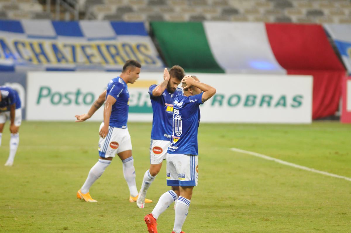 Fotos do jogo entre Cruzeiro e Confiana, no Mineiro, em Belo Horizonte, pela 24 rodada da Srie B do Campeonato Brasileiro