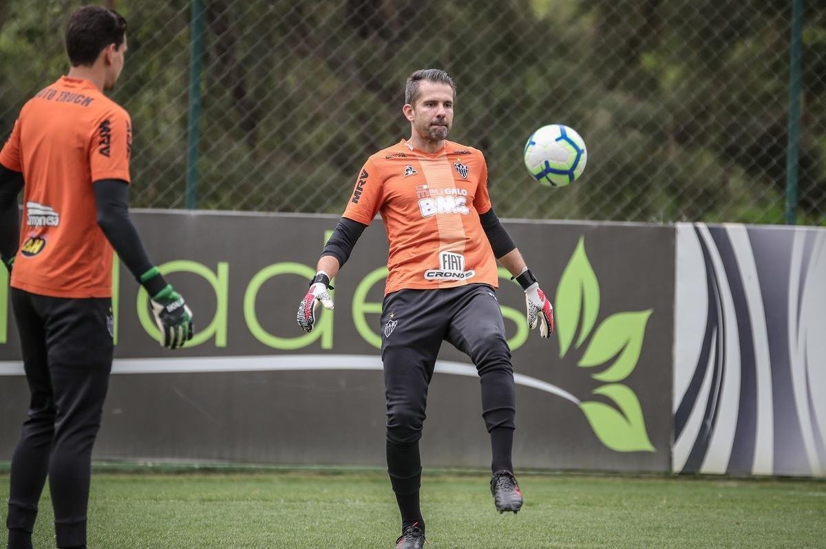 Atltico treina com Victor e Jair em campo; veja fotos