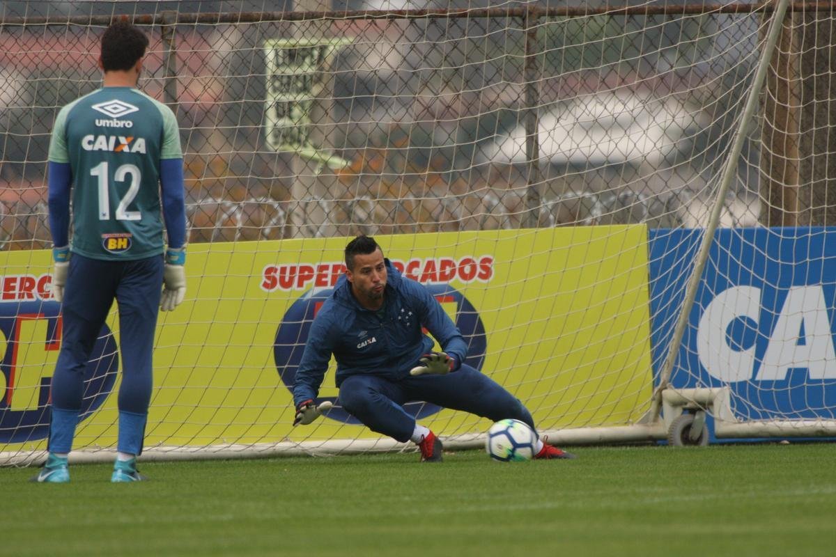 Goleiro Fbio vai a campo sob superviso de preparador Robertinho