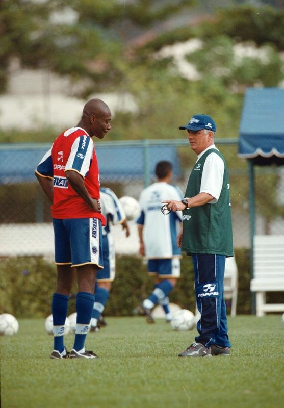 Fotos da passagem do jogador Rincn pelo Cruzeiro, em 2001.  Ele faleceu aos 55 anos nesta quarta-feira (13/4/2022), aps sofrer acidente automobilstico em Cali, na Colmbia, no dia 11.