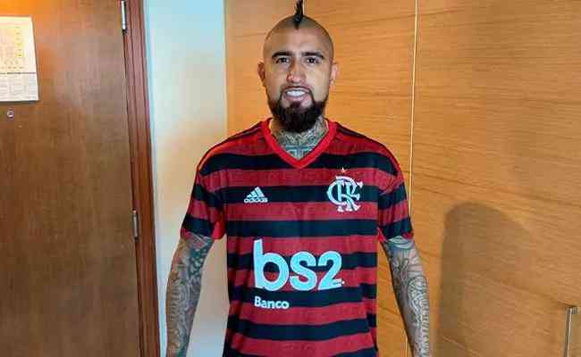 Arturo Vidal j posou para vrias fotos com a camisa do Flamengo