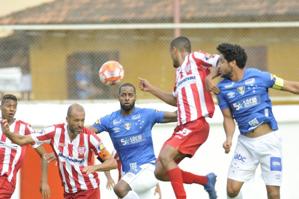 Fotos do duelo entre Villa Nova e Cruzeiro, neste domingo
