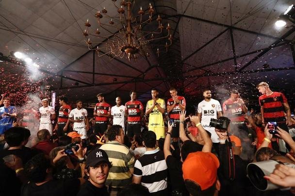 Festa de lançamento dos novos uniformes contou com a presença de jogadores e show de Paralamas de Sucesso