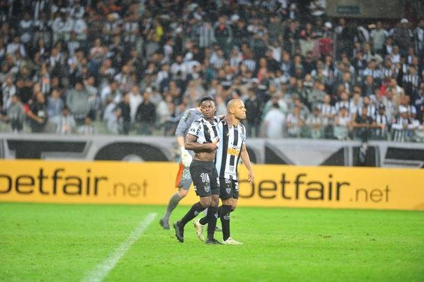 Atltico perdeu por 4 a 3 para o Coln nos pnaltis e foi eliminado da Copa Sul-Americana. Goleiro argentino Burin defendeu penalidades de Rver e Cazares