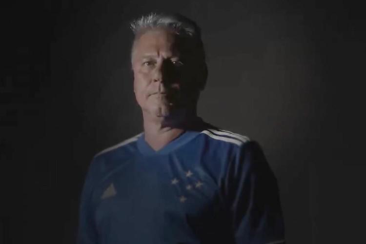 Ex-volante Douglas com a nova camisa do Cruzeiro