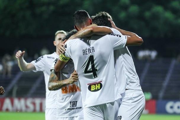 Imagens da partida entre Defensor e Atlético, em Montevidéu, pela Libertadores