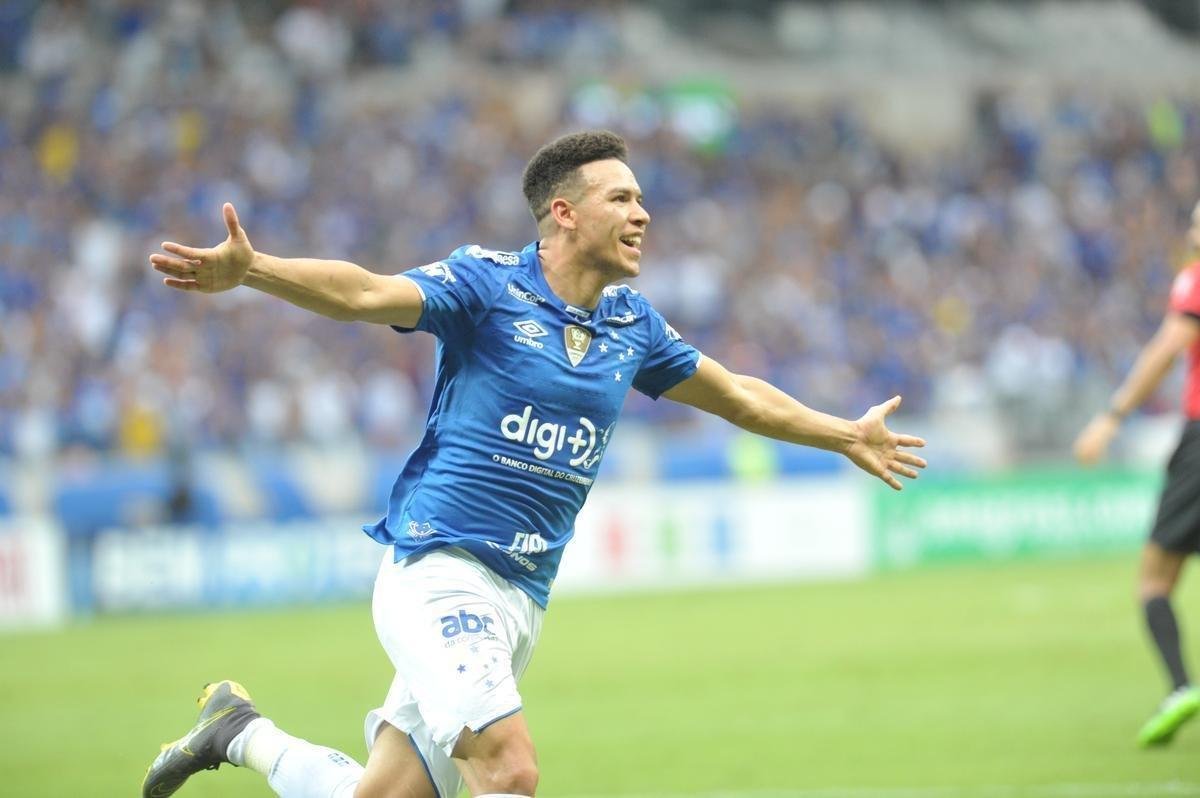 Fotos do gol de Marquinhos Gabriel, do Cruzeiro, sobre o Atltico, na primeira partida da deciso do Mineiro; Meia-atacante chutou de perna esquerda, e a bola entrou no canto direito de Victor aps desvio em Leonardo Silva