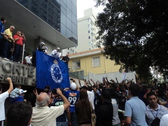 Novo reforo do Cruzeiro, Jlio Baptista foi recepcionado pelo presidente Gilvan de Pinho Tavares e acenou para torcedores da sacada da sede administrativa no Barro Preto