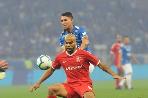 Fotos do primeiro tempo do duelo entre Cruzeiro e Internacional, no Mineiro, pela semifinal da Copa do Brasil