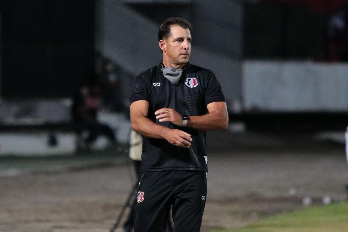 No Arruda, Jacuipense saiu na frente, com Railan. Mayco Félix, com dois gols, virou para o Santa. Os dois gols de Dinei, viraram novamente o placar, mas, nos minutos finais, Toty empatou para o Tricolor.