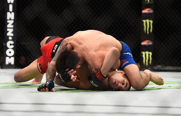 Ray Borg (luvas azuis) venceu Louis Smolka por deciso unnime (30-27, 30-26 e 30-26)
