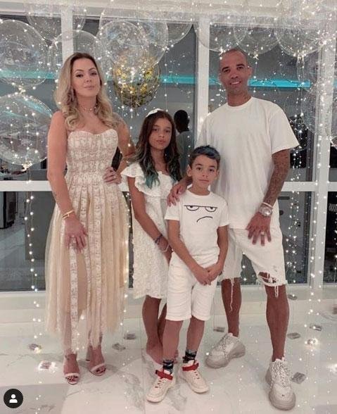 Diego Tardelli, ex-Atltico, posou ao lado da famlia