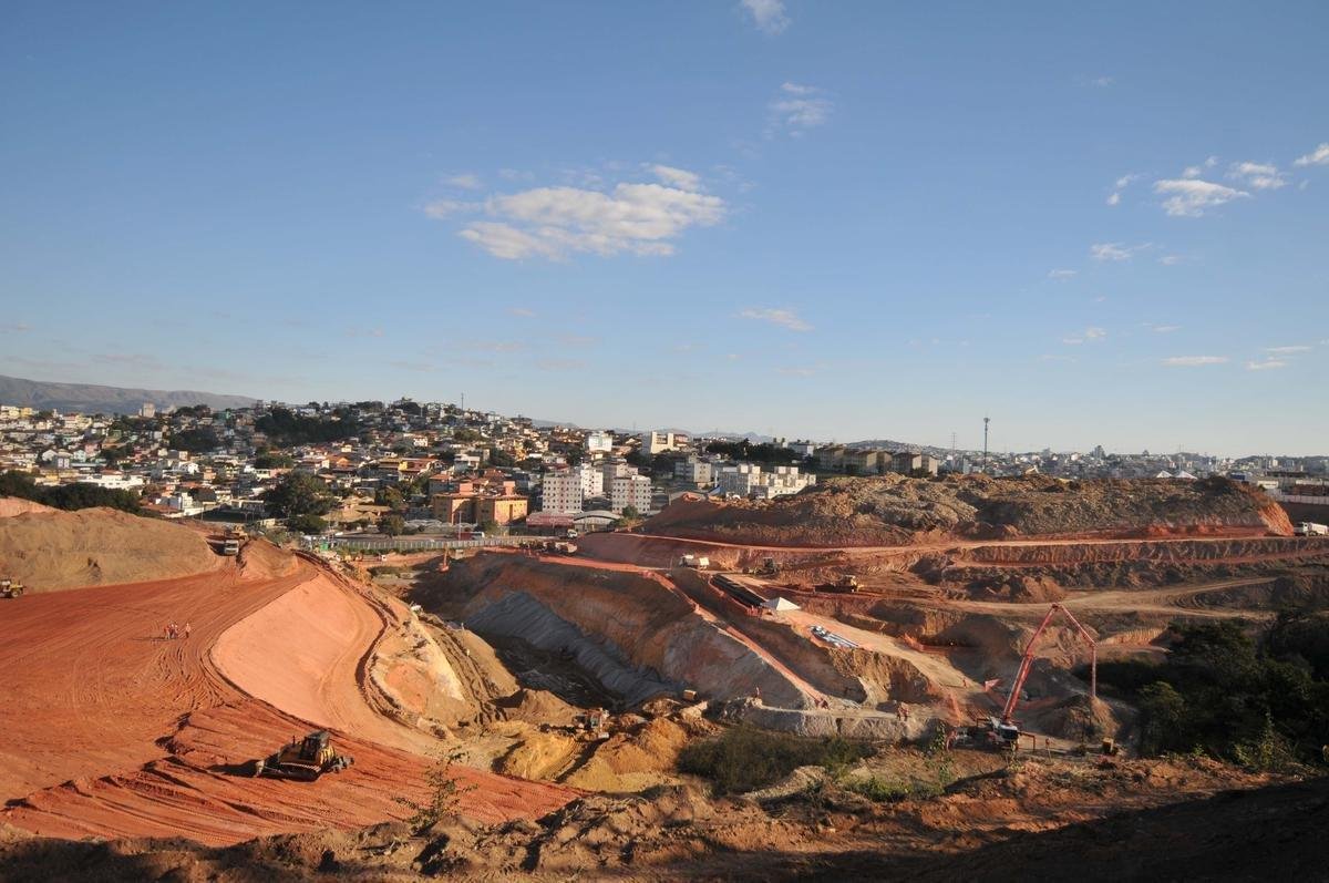 08/07/2020 - Novas fotos da obra de construo da Arena MRV, do Atltico, no bairro Califrnia, em Belo Horizonte. Tratores trabalham a todo vapor no local em etapa de terraplanagem. (Alexandre Guzanshe/EM/D. A Press)