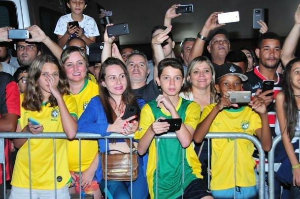 Jogadores da Seleo Brasileira deixaram o hotel rumo ao Mineiro e receberam apoio caloroso da torcida mineira para encarar a Argentina pela semifinal da Copa Amrica