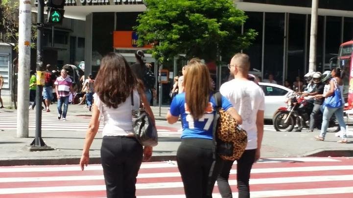 Torcedores do Cruzeiro saem às ruas com a camisa do clube, em dia de decisão