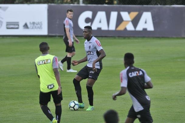 Volante/zagueiro Roger Bernardo participou de treino com bola e depois foi apresentado como novo reforo do Atltico