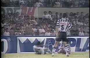 1995 - Atlético e Vasco se reencontraram em 1995. Também pelas quartas de final, os cariocas levaram a melhor. No primeiro jogo, no Maracanã, vitória do Galo por 1 a 0. O time vascaíno devolveu o placar no Mineirão e se classificou nos pênaltis.