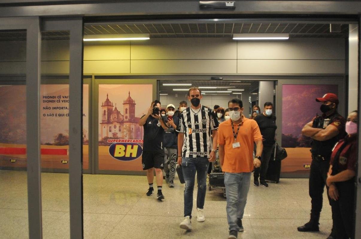 Novo reforo do Atltico, zagueiro uruguaio Diego Godn recebe carinho da torcida no desembarque em Confins