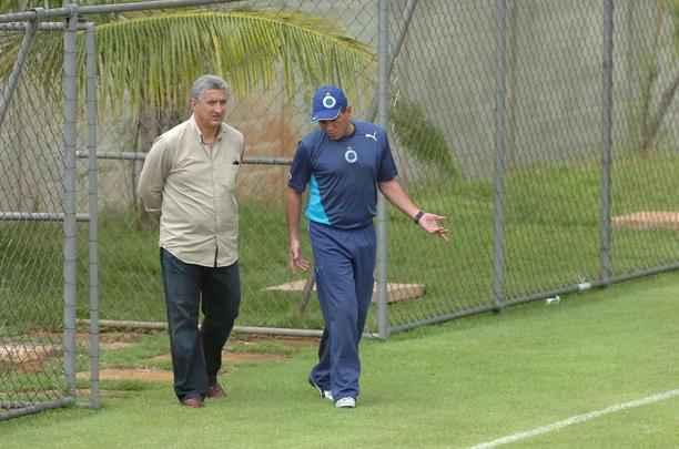O diretor de futebol do Cruzeiro, Eduardo Maluf (e) e o técnico da equipe, Paulo Cesar Gusmão (PC Gusmão) (d), durante o treino, na Toca da Raposa II, em Belo Horizonte