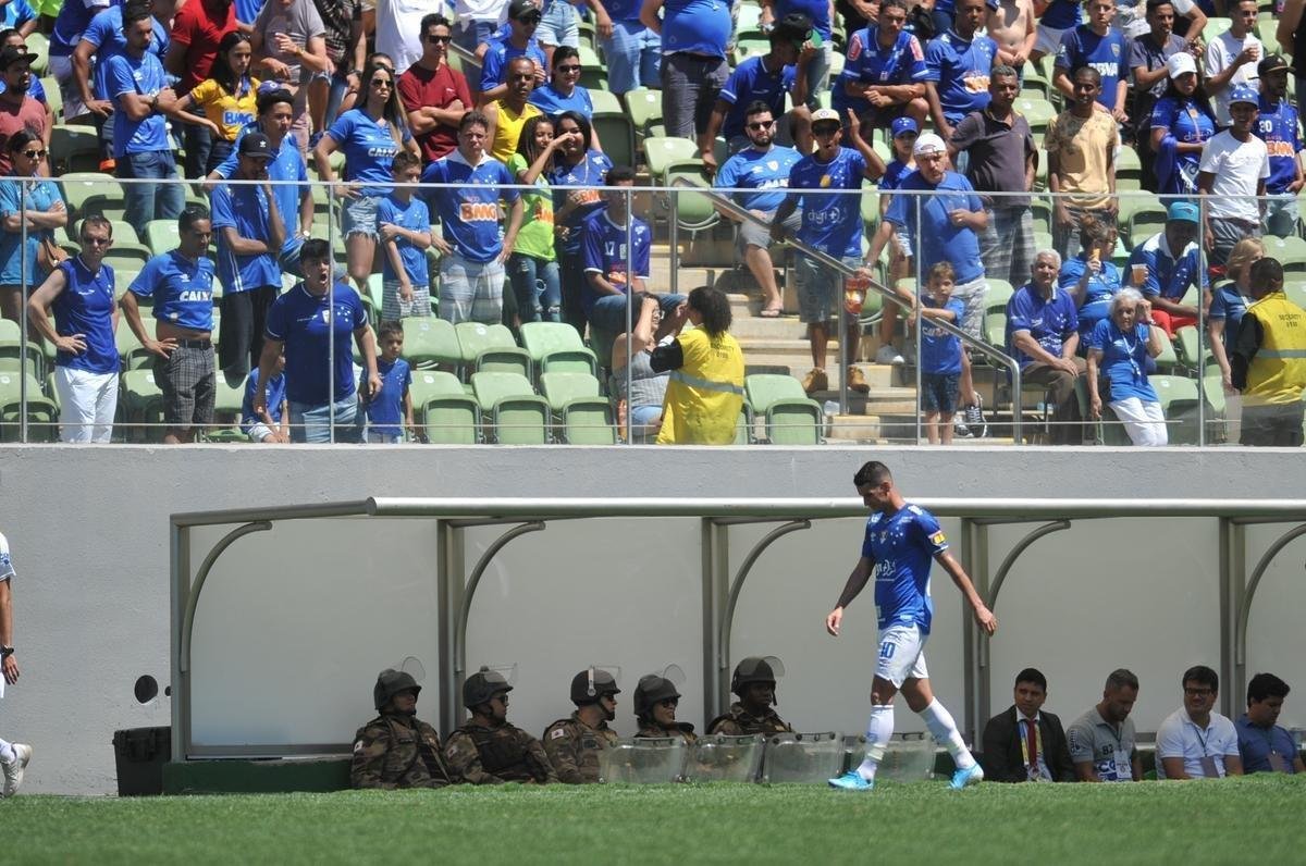 Jogadores do Cruzeiro e tcnico Rogrio Ceni deixaram campo do Independncia muito abatidos depois de derrota por 4 a 1 para o Grmio, pela 18 rodada do Campeonato Brasileiro. Torcida xingou diretoria, em especial o vice-presidente de futebol, Itair Machado