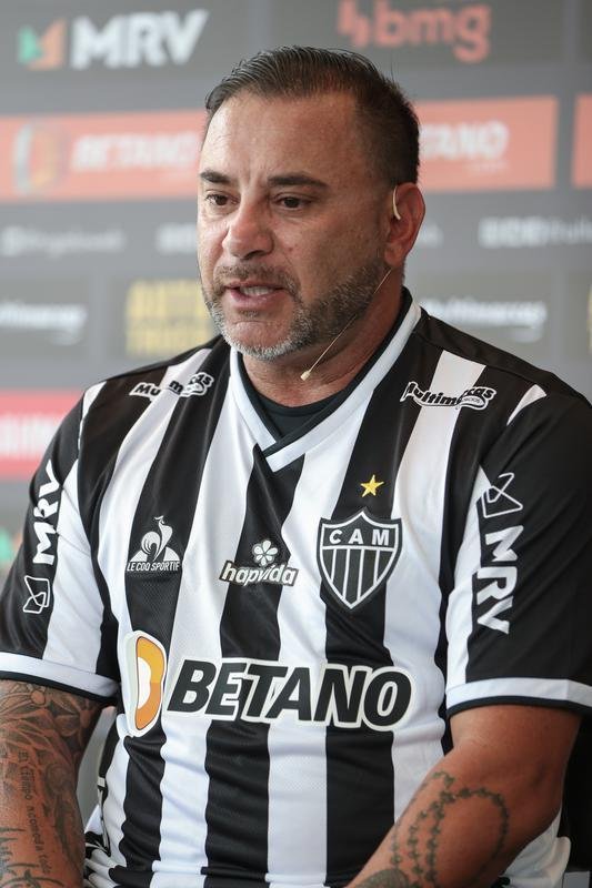 O técnico argentino 'El Turco' Mohamed foi apresentado pelo Atlético nesta terça-feira (25/01) ao lado do presidente do clube, Sérgio Coelho.