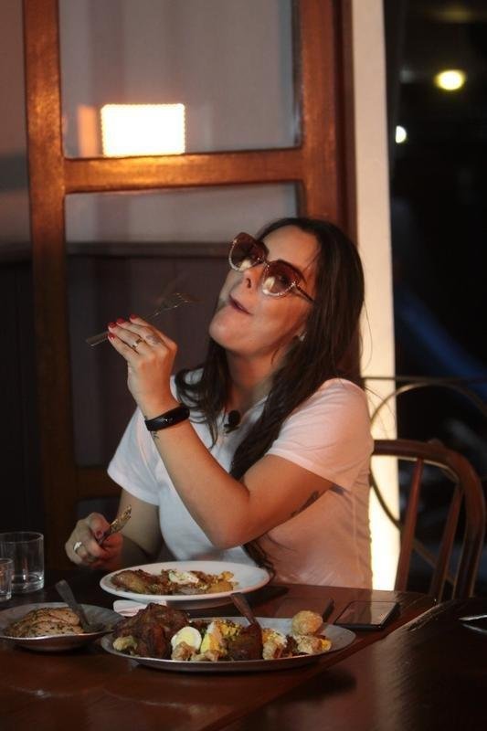 Na primeira vez de Larissa Riquelme em Belo Horizonte, levamos a modelo e apresentadora paraguaia para um verdadeiro banquete de pratos tpicos da culinria mineira. E ela adorou!